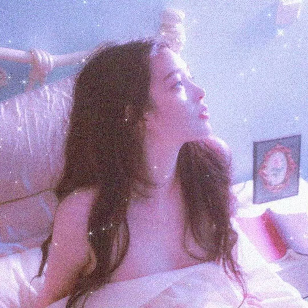 系红裤带的女人